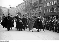 Le préfet Wolf-Heinrich von Helldorf (au centre) avec une délégation de chefs de la police du régime fasciste italien passant en revue la police berlinoise, 1936.