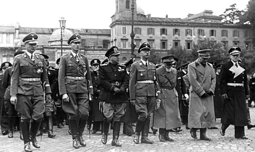 Photographie en noir et blanc lors des funérailles du chef de la police italienne en novembre 1940. Heydrich est le deuxième à partir de la gauche de l'image, Himmler le quatrième