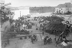 Déchargement de charbon à l'arsenal de Tsingtau.