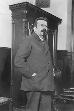 Photographie en noir et blanc d'un homme debout