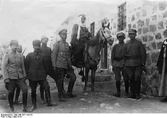 Militaires ottomans et un officier allemand accueillant un cheikh arabe allié dans la vallée du Jourdain, mai 1918.