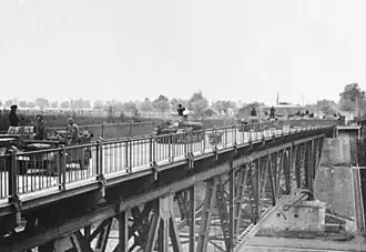 La 4e&nbsp;division blindée allemande franchissant le canal Albert le 11 mai sur le pont de Veldwezelt pris intact.