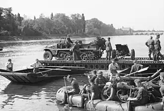 Franchissement de la Meuse à Maastricht sur un ponton et sur un radeau pneumatique, le 10 mai.