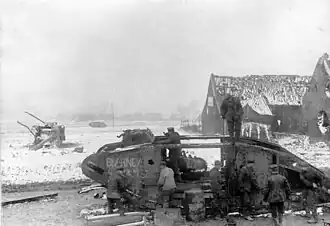 Trois chars anglais abandonnés.