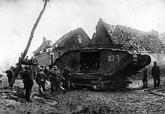 Récupération d'un tank anglais (« butin ») par les Allemands.