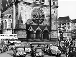 Porte d'entrée de l'église en 1939.