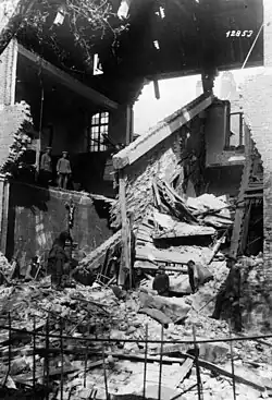 Destruction d'une des écoles chrétiennes de Douai, 2 octobre 1917 (huit morts), photo de propagande accusant les Alliés d'être responsables de ces morts.