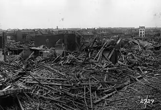 Les ruines de maisons de bois, Lens, 1914.