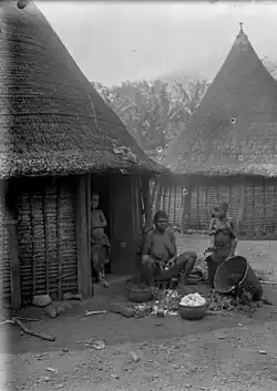 Femme et enfants Nyasoso (1903).
