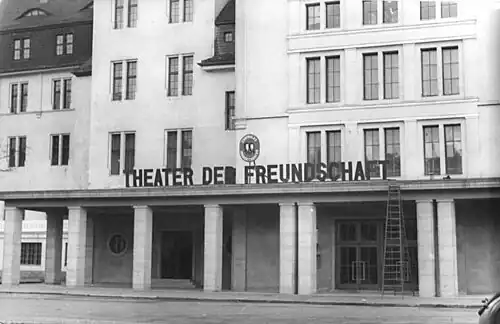 Le Théâtre de l'amitié (Theater der Freundschaft).