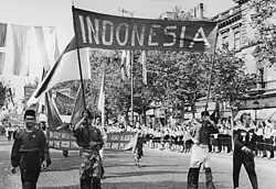 Description de l'image Bundesarchiv Bild 183-11225-0005, Budapest, II. Weltfestspiele, Festumzug, indonesische Delegation.jpg.