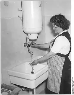 Évier et chauffe-eau, Allemagne, XXe&nbsp;siècle.