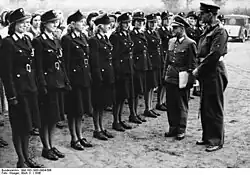 Ouest : première promotion féminine de l'école de police de Spandau devant un colonel britannique (à dr.), 1946.