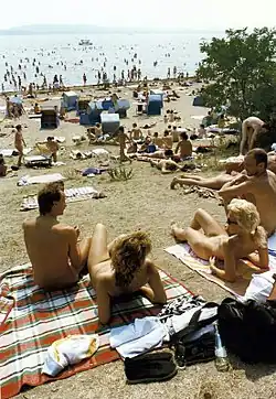 Plage naturiste à Berlin-Est (1989).