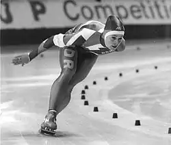 Une femme faisant du patinage de vitesse.