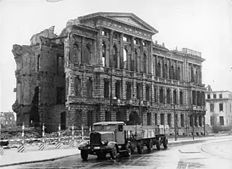 Ruines de l'ambassade, en 1957.