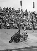 Compétition de cyclisme au stade en 1957