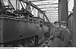 Transport de lignite à Hirschfelde (Zittau) à la frontière germano-polonaise, douaniers polonais (à g.) et allemand (à dr.), 1958