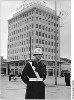 Policier de la circulation routière de la police des villes d'Athènes (1960).