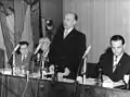 Conférence de presse de Walter Ulbricht en juin 1961, quelques jours avant l'édification du Mur de Berlin, Axen est au fond à gauche.