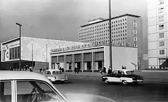 L'hôtel Berolina en arrière-plan ; devant, le Kino International et le Mokka-Milch-Eisbar (1964).