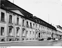 Le même «&nbsp;76, Wilhelmstraße » (sans drapeaux nazis) en 1937 ; au fond : le «&nbsp;74 ».