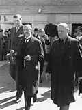 Le Premier ministre Chamberlain, après s'être entretenu de la situation politique avec le Führer et le chancelier du Reich sur l'Obersalzberg, a repris l'avion vendredi midi pour Londres depuis l'aérodrome munichois d'Oberwiesenfeld.
