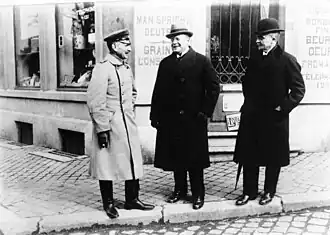 Le ministre d’État Matthias Erzberger avec le général Hans von Hammerstein-Gesmold et le sous-secrétaire d’État Ernest Langwerth de Simmern à Spa en 1919.