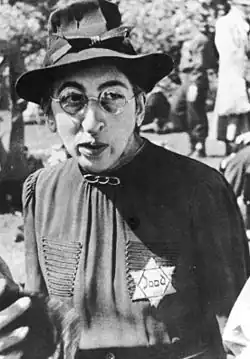 Aux Pays-Bas : photo de Herman Heukels (en) prise lors de la rafle (nl) du 20 juin 1943 à Amsterdam.