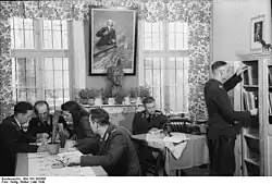 Est : intérieur d'un commissariat de la zone d'occupation soviétique, avec le portrait de Lénine et le buste de Rosa Luxemburg, mai 1949.