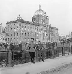Le château de Berlin, en ruine, après les bombardements de 1944.