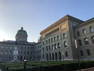 Bâtiments en pierre grise, dont un avec une coupole.