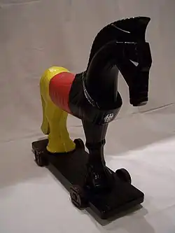 Statuette représentant un cheval de Troie aux couleurs du drapeau allemand.