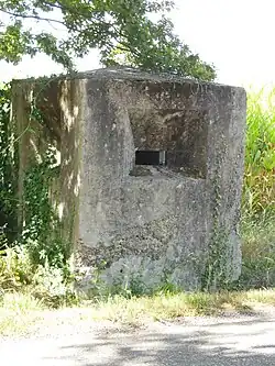 Casemate allemande à la limite de Saint-Pierre-du-Mont et de Haut-Mauco, lieu-dit Candille, intersection RD351 et RD390.