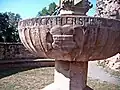 Château fort de Nanstein, armoiries de Flersheim sur vasque de fontaine du XVIe&nbsp;siècle.