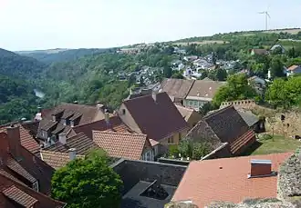 Vue depuis le château fort de Neuleiningen sur la vallée d'Eckbach et l'étang d'Eckbach à la lisière nord de la forêt palatine et l'éolienne sur le Bitternell, le sommet sud-ouest du Grünstadter Berg à l'extrême sud des collines d'Alzey, en dessous de l'A6 et de Neuleiningen ; à gauche en arrière-plan, le Kleine Donnersberg (329&nbsp;m) avec le hameau de Nackterhof.