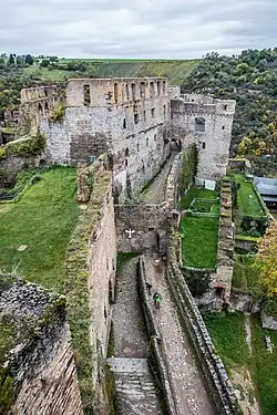 Fortifications et ruines du palais.