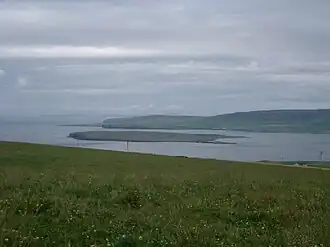 Vue d'Eynhallow depuis Burgar Hill sur Mainland.
