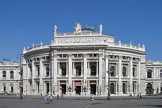 Le Burgtheater et sa scène germanophone des plus renommées.