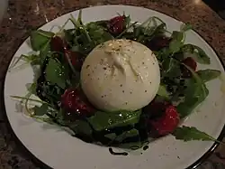 Avec burrata, roquette, et huile d'olive.