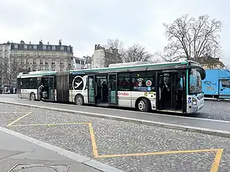 Un Iveco Bus Urbanway 18 au même terminus, en 2022.