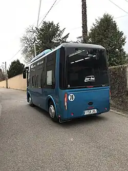Vue arrière du bus électrique.