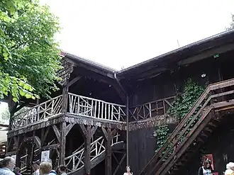 Escaliers extérieurs.