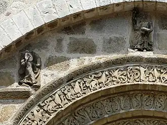 Détail des sculptures du portail.