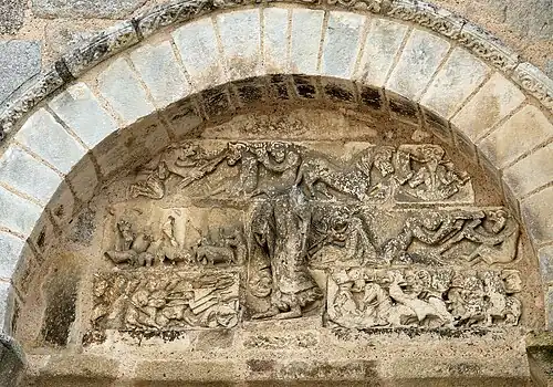 Le tympan d'une baie aveugle de la façade occidentale.