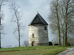 Le moulin en 2014, avant la fin de sa restauration qui lui a rendu ses ailes.