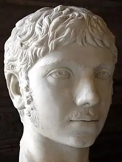 Buste blanc d'une jeune personne d'apparence masculine.