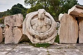 Éléments du fronton du Grand Propylée, avec le buste d'Antonin le Pieux ou de Marc Aurèle.