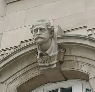 Buste d'Alexander Rüdell (de) à la gare de Luxembourg.