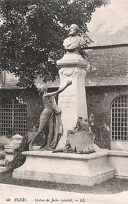 Carte postale ancienne représentant une statue de femme au pied d'un piédestal orné d'un buste d'homme.